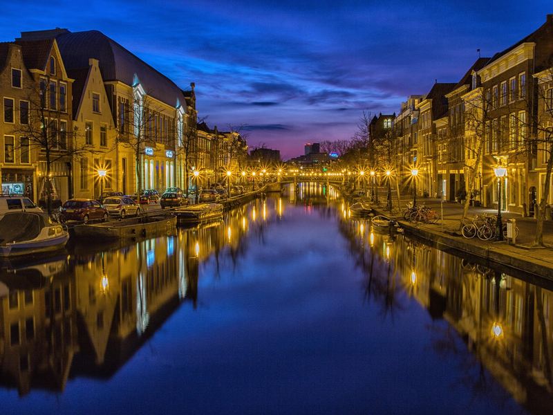 Gracht bij nacht