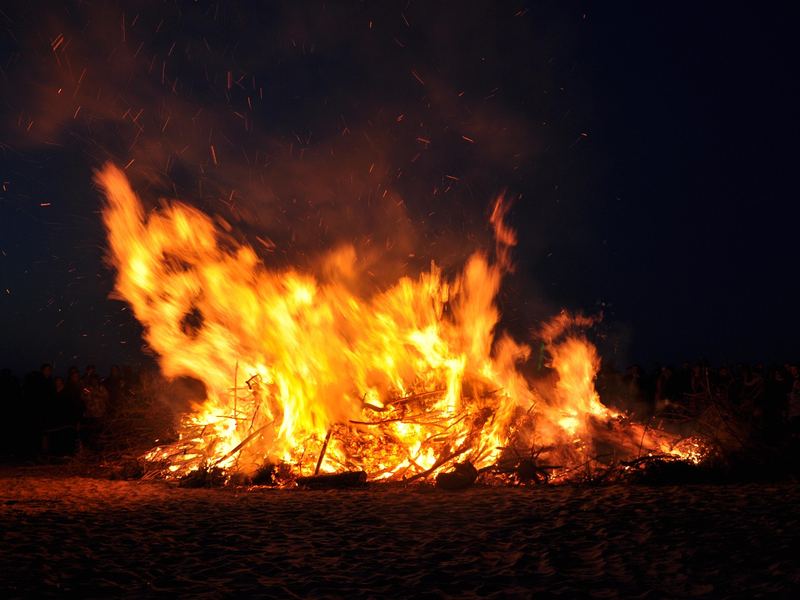Paasvuur bij nacht