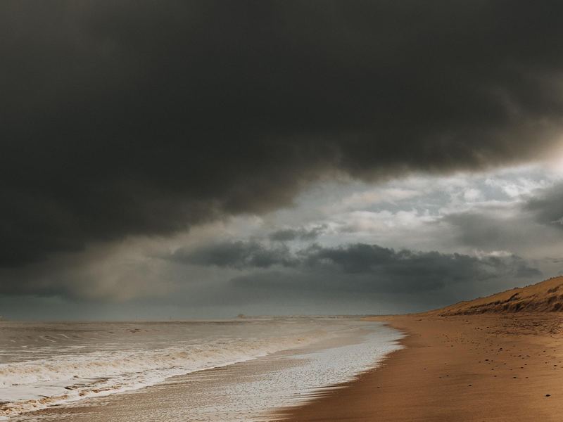 Strand na een storm